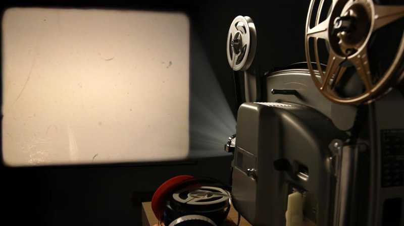 Film, muzică şi poezie în cadrul primei ediţii a Festivalului de Film de la Bocşa 1 old projector with screen