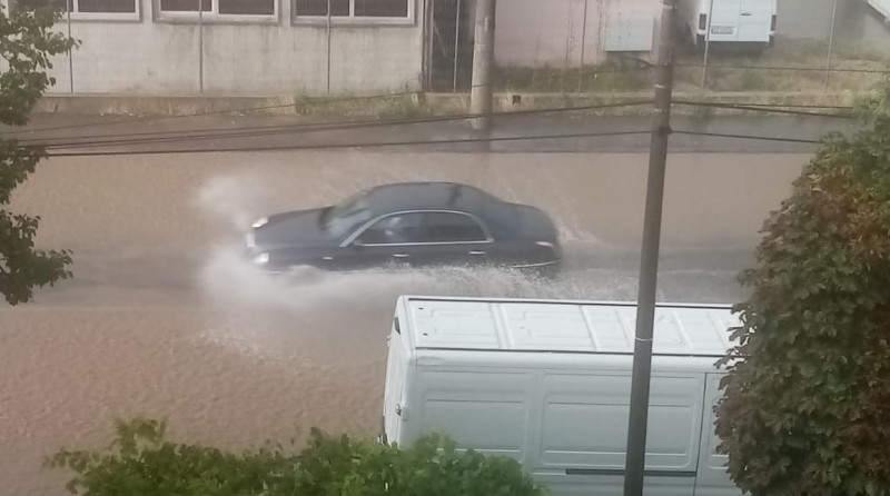 Străzi inundate şi localităţi fără curent în Caraş-Severin 1 IMG 20200815 WA0005