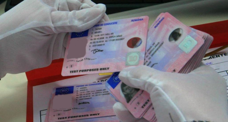 Cărăşenii sunt sfătuiţi să îşi schimbe permisele de conducere din timp 1 permis de conducere fals 1026x550 1