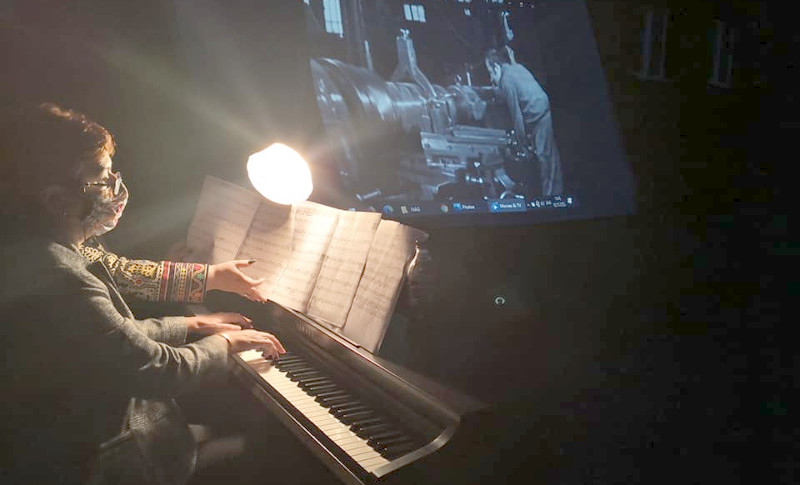Cele mai cunoscute piese muzicale de film, interpretate în curtea Universității Eftimie Murgu din Reșița
