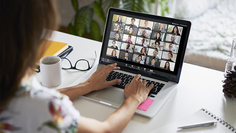 ITM Caraş-Severin: salariaţii care au copii de până la 11 ani pot beneficia de patru zile pe lună de muncă la domiciliu 1 mba macbookmockup v2.72
