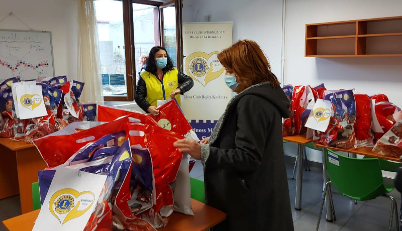 Copiii Centrului de zi ABC din Reșița au primit cadouri "din inimă pentru inimă" 1 126457608 136901891513557 816655457688272665 o