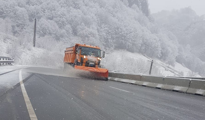 Peste 320 de tone de material antiderapant au fost răspândite pe drumurile naționale și pe autostrada A1 1 126804967 1252941491735098 695699495450143302 o