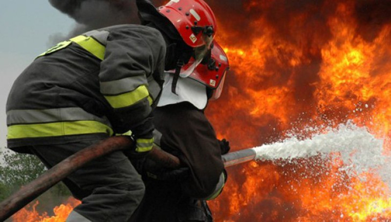 O familie din Ocna de Fier a trecut azi-noapte prin clipe de groază, un incendiu le-a distrus locuinţa