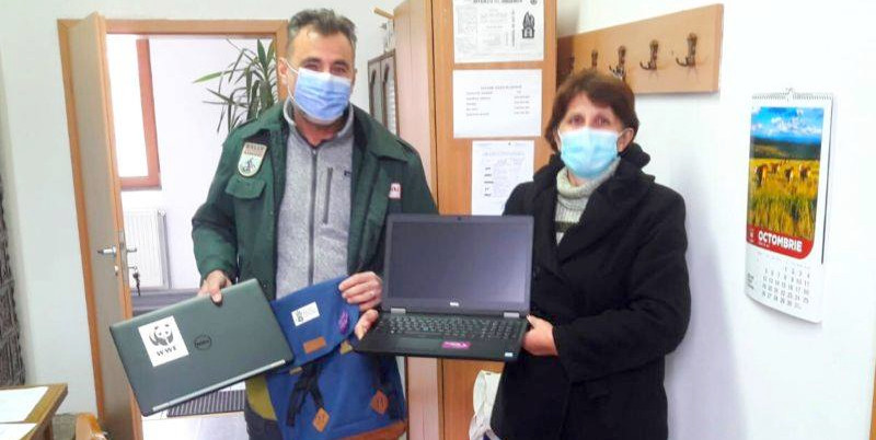 Rewilding Europe din Olanda a donat nouă laptopuri pentru elevii din Armeniş 1 Armenis laptopuri