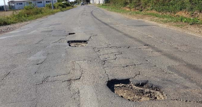 Cinci oferte pentru lucrările de consolidare a drumului Nicolinț-Oravița 1 drum gropi