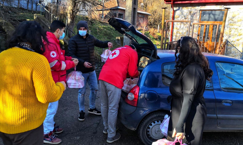 CEZ România și voluntarii Crucii Roșii Caraș-Severin îi ajută pe micuții de la Centrul de Zi Anina 1 voluntari