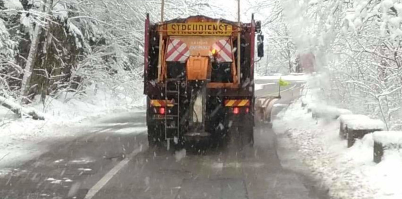 Pe parcursul nopții, drumarii de la DRDP Timișoara au răspândit aproape 200 de tone de material antiderapant 1 deszapezire