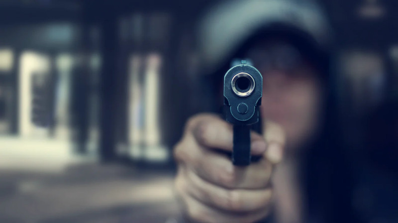 Un tânăr din Reșița a fost reținut după ce a rănit o persoană cu un pistol cu bile 1 arma