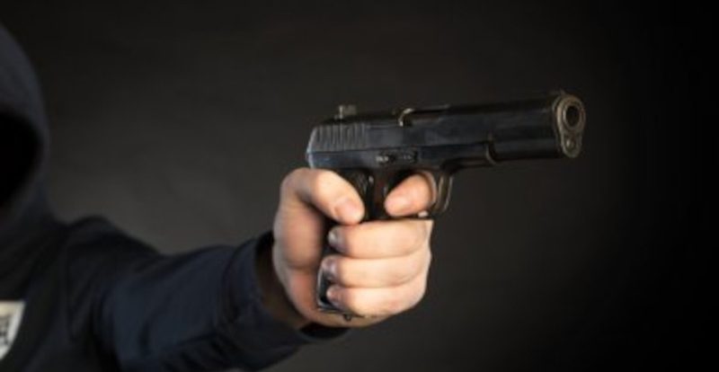 O armă neletală a fost găsită de polițiști în mașina unui tânăr din Cărbunari