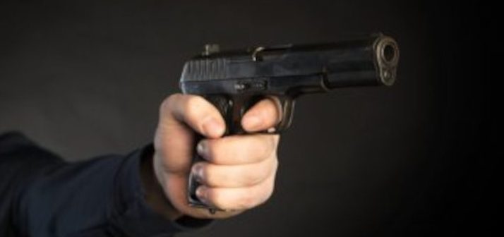 O armă neletală a fost găsită de polițiști în mașina unui tânăr din Cărbunari 1 arma2 e1648709663426