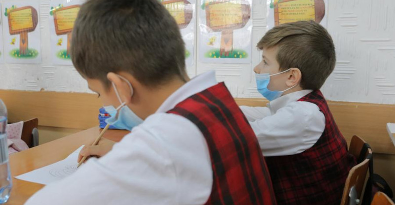 La Reşiţa au fost suspendate temporar cursurile „faţă în faţă” pentru cinci clase din unitățile de învățământ 1 elevi în bancă