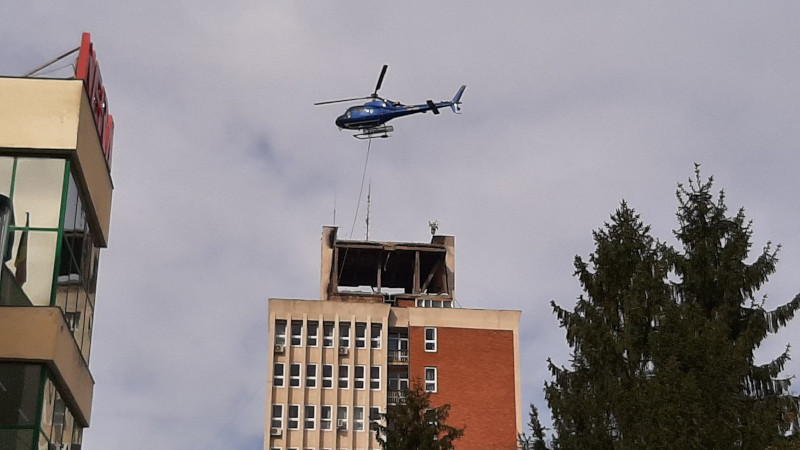 Romeo Dunca şi-a adus elicopterul pentru a veni în sprijinul muncitorilor de la Palatul Administrativ
