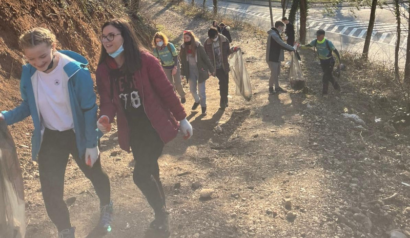 Voluntarii de la Interact Reşiţa au igienizat traseele care duc spre stemă
