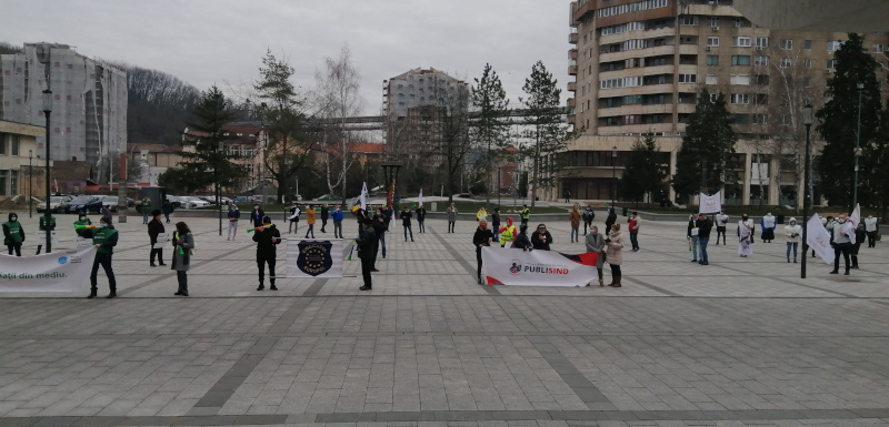 Poliţişti de frontieră, grefieri şi salariaţi din mediu au protestat în faţa Prefecturii Caraş-Severin
