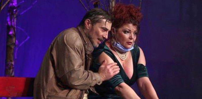 Doi pe o bancă, lângă Parcul Dragalina 1 teatru Caransebes