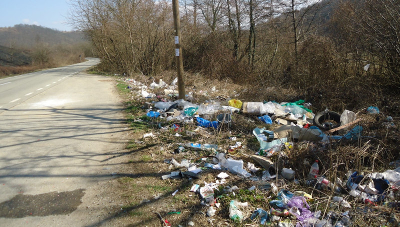 GEC Nera sesizează din nou autoritățile despre deșeurile de pe drumul Reșița-Oravița