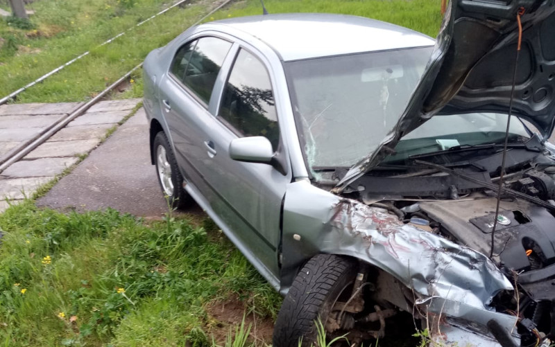 Două autoturisme au fost lovite de tren la Băile Herculane și Berzovia