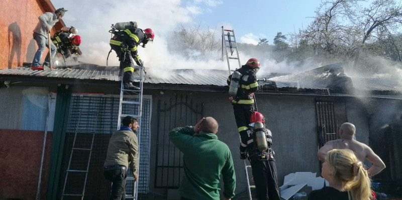 Un garaj din Reșița a luat foc 1 incendiu garaj