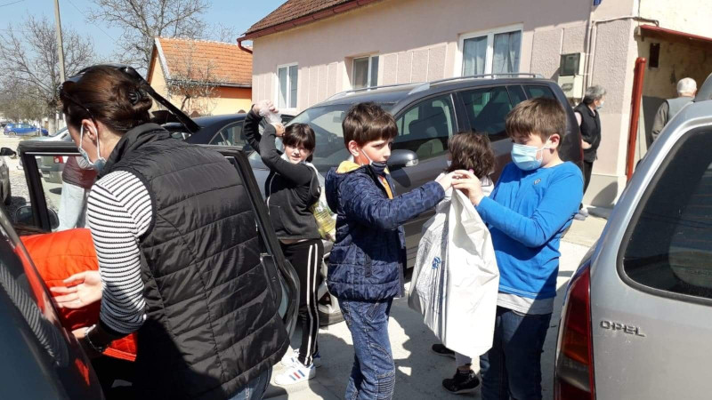 Iepurașul a venit mai devreme la zeci de familii din Caraș-Severin