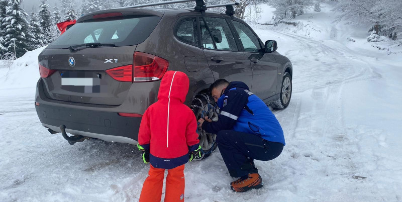 Iarna nu se dă dusă de pe munte, jandarmii montani sunt încă la datorie 1 iarnă