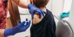 Reșițenii vaccinați în luna noiembrie 2021 pot ridica voucherele oferite de Ministerul Sănătății