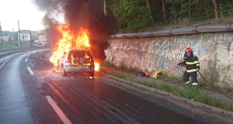 O mașină a luat foc în zona Triaj din Reșița din cauza unui scurtcircuit 1 incendiu masina