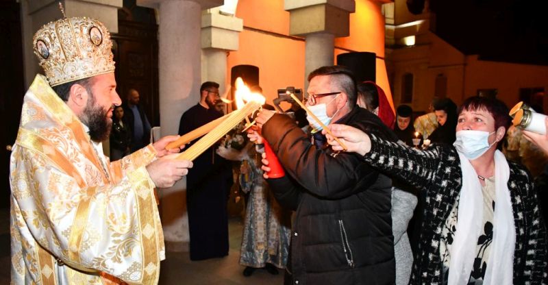 PS Lucian a împărţit Lumina caransebeşenilor