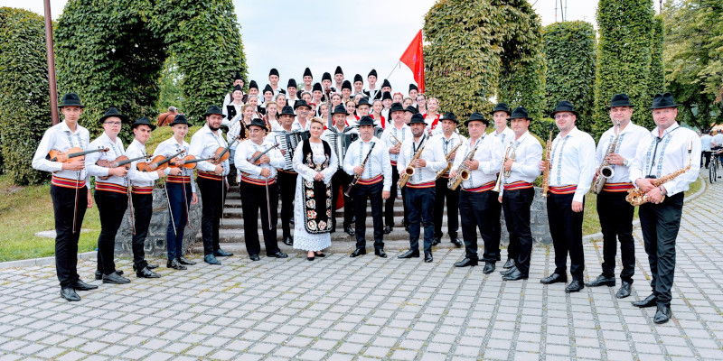 Artiștii cărășeni aduc un omagiu celui care a fost renumitul instrumentist Costel Florea 1 virtuozii semenicului