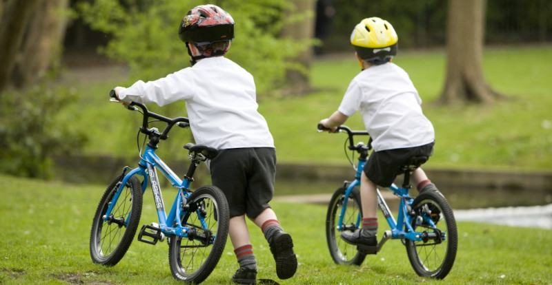 „Fabrica de bicicliști“ își deschide porțile în Parcul Siderurgistului din Reșița 1 copii biciclete