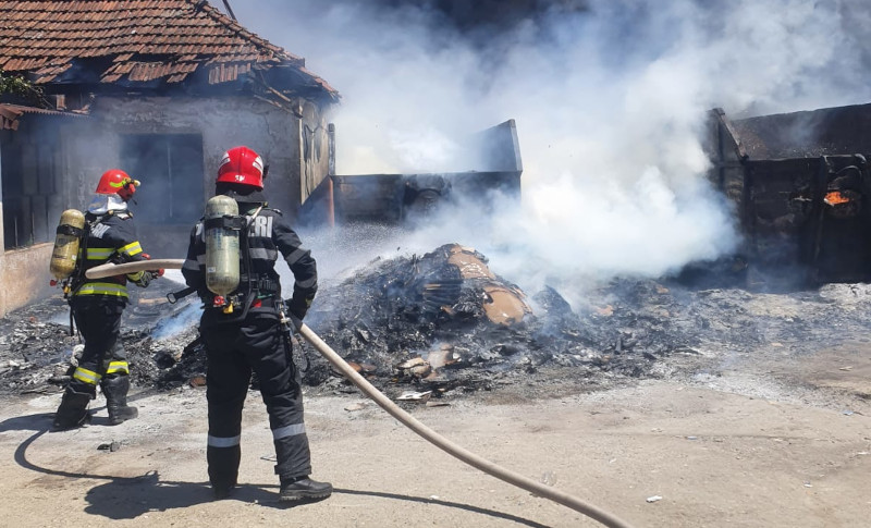Incendiu la un depozit de deșeuri din Bocșa