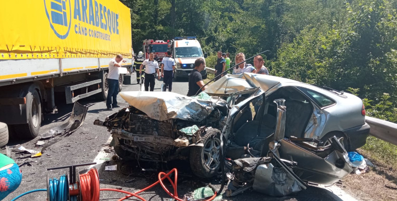 Accident rutier la Moniom, între un TIR și un autoturism 1 acc tir