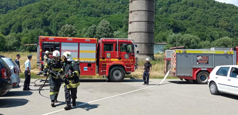 Pompierii militari cărășeni au simulat un incendiu la o firmă din Oțelu Roșu
