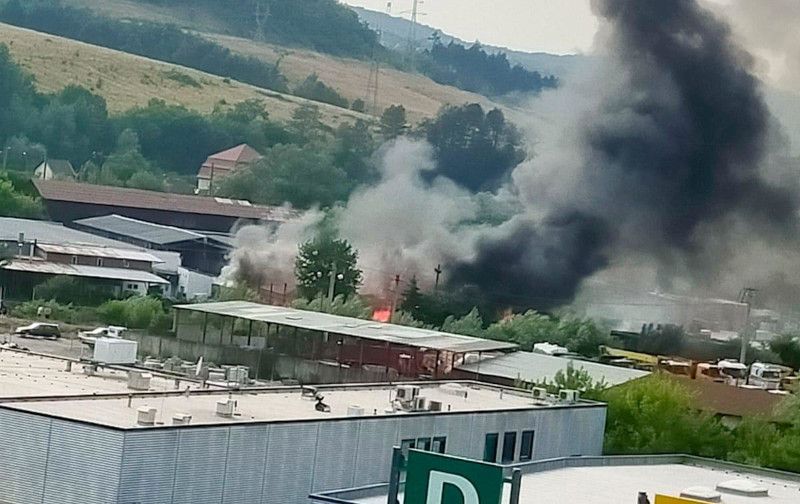 Incendiu la o societate comercială din municipiul Reșița, pe Calea Timișoarei