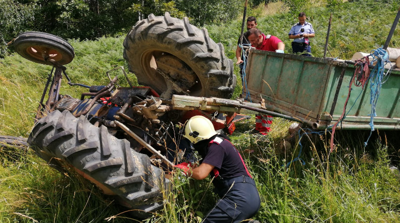 Un bărbat din Delinești a murit după ce tractorul pe care-l conducea s-a răsturnat peste el
