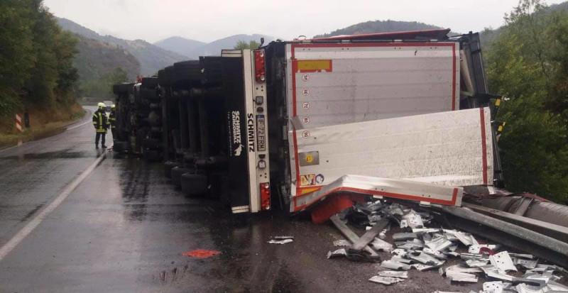 Trafic îngreunat în zona localității Topleț, după un accident de circulație 1 accident