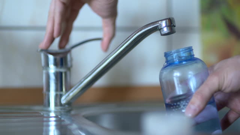 Aquacaraș modifică tarifele pentru furnizarea serviciilor de apă potabilă și canalizare 1 apa robinet