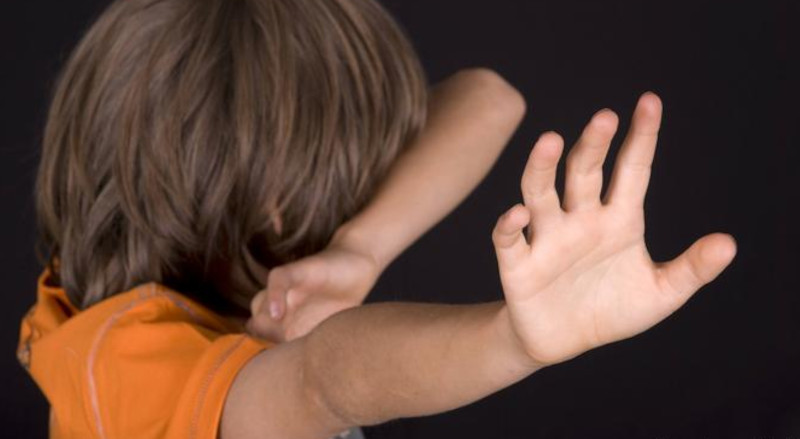 În Caraș-Severin, cinci angajați ai Direcției Copilului vor prelua apelurile în cazul abuzurilor împotriva copiilor