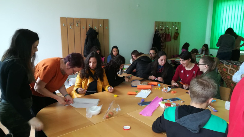 Elevii Liceului Tehnologic „Decebal“, beneficiari ai programului educaţional „A doua şansă“