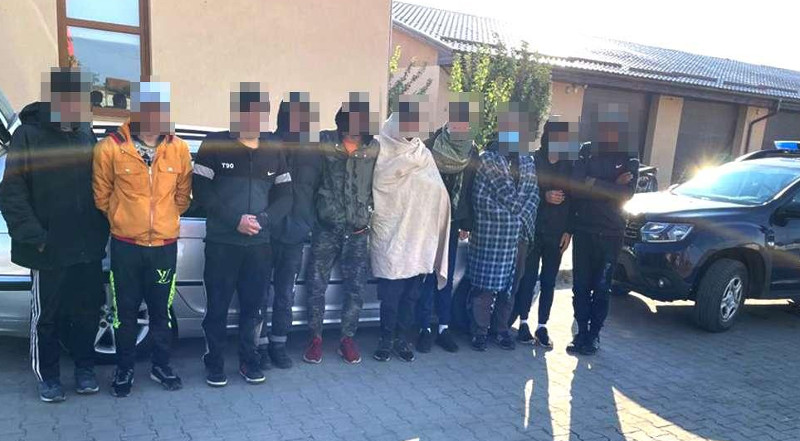 Cărăşean cercetat pentru trafic de migranţi, după ce a încercat să introducă în ţară zece cetăţeni afgani