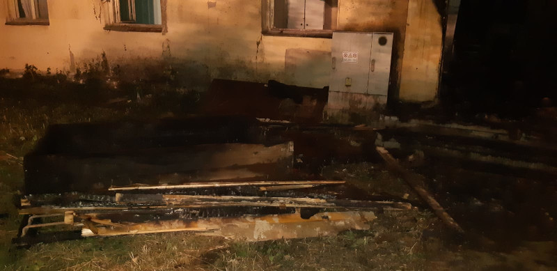 Incendiu la internatul Liceului Pedagogic din Caransebeș. Două persoane au ajuns la spital cu arsuri grave