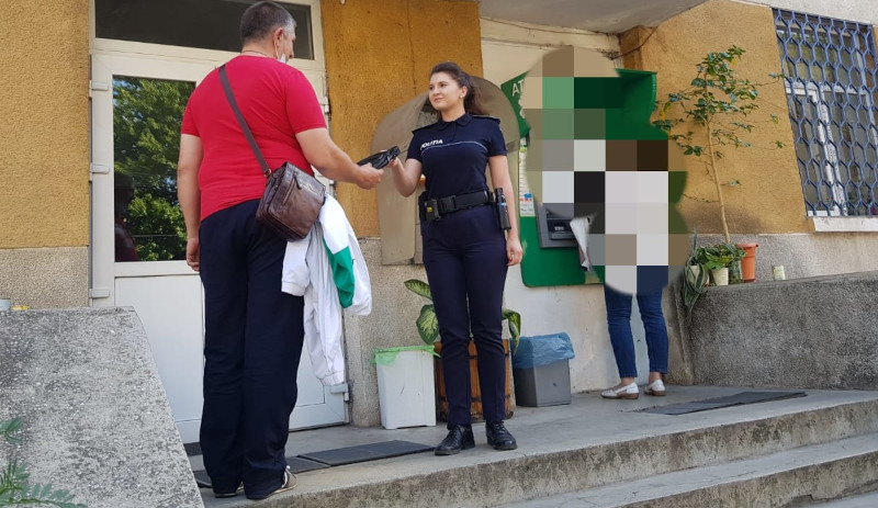 Un reșițean a predat polițiștilor o borsetă găsită, în care se aflau peste 30.000 de lei