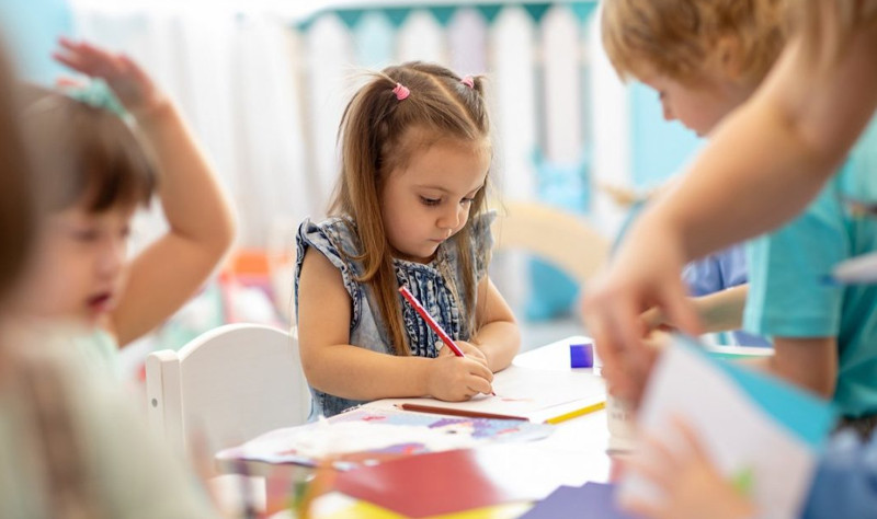 Program de formare dedicat cadrelor didactice din Caraș-Severin încadrate pe postul de educator-puericultor 1 copil la gradinita 1054x700 1