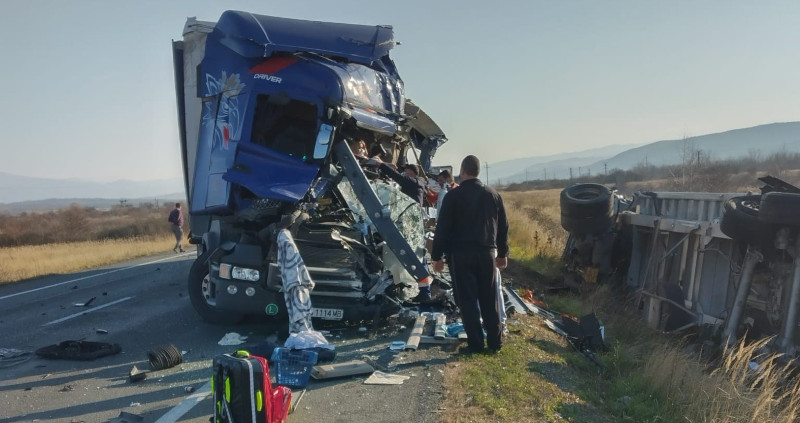 Trafic blocat pe centura Caransebeșului, după un accident în care au fost implicate patru autotrenuri (UPDATE)
