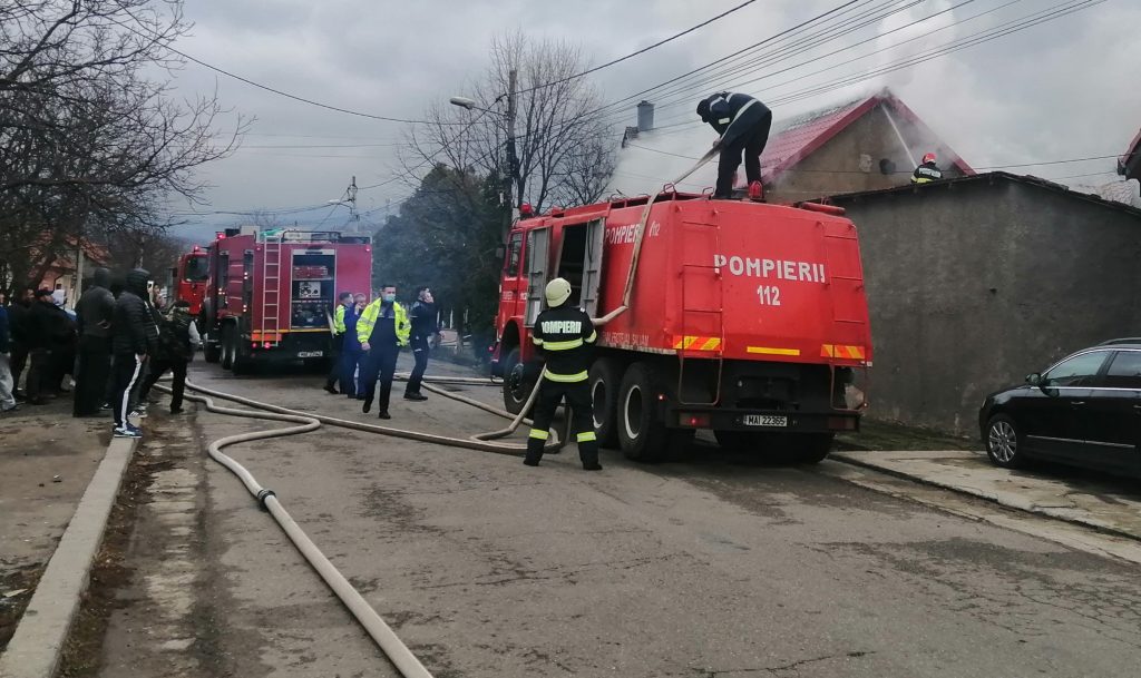 Incendiu la Oravița, acoperișul unei case de pe Strada Răcășdiei a luat foc (VIDEO)