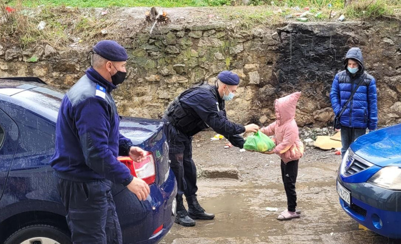 De „Mihail si Gavriil“, jandarmii cărășeni au oferit o masă caldă pentru 100 de persoane