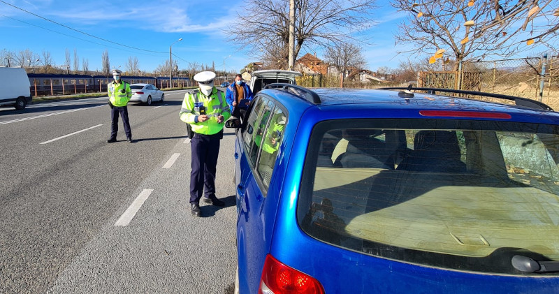 Amenzi de 10.295 de lei și șase certificate de înmatriculare retrase de polițiștii cărășeni