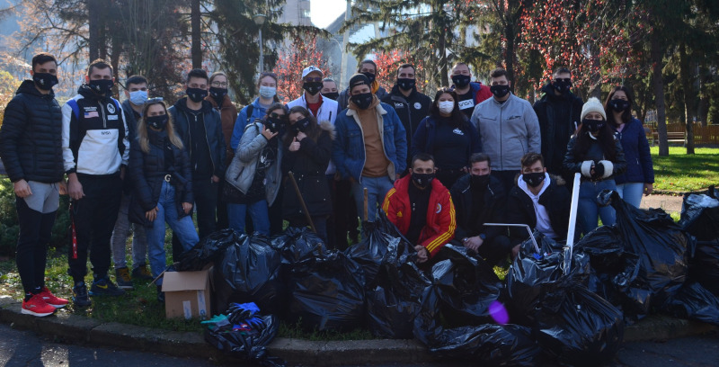Studenții reșițeni au adunat peste 23 de saci de deșeuri în cadrul "Reşiţa – un oraş ca atare pentru generaţiile viitoare" 1 studenti curatenie
