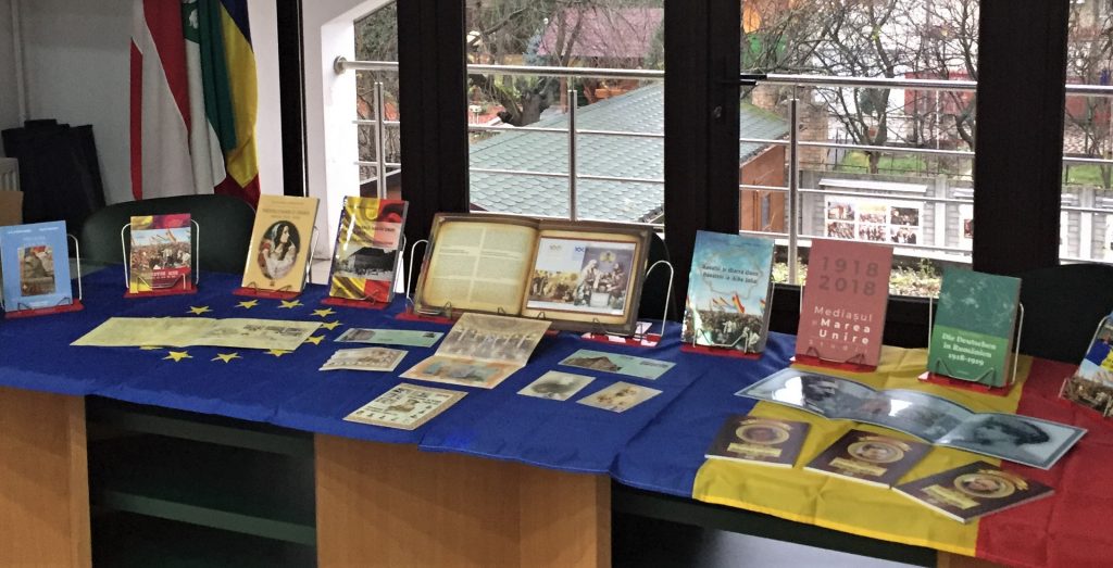 Miniexpoziție filatelică, de numismatică și de carte, toate dedicate evenimentelor desfășurate în urmă cu 103 ani la Alba Iulia