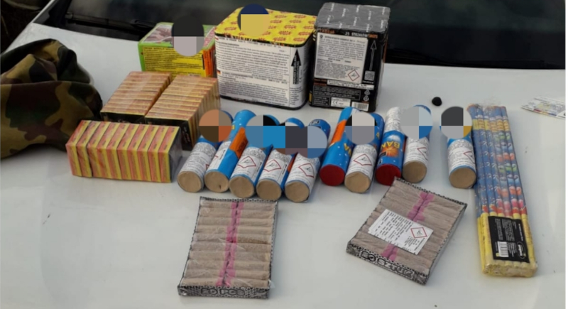 30 de kilograme de artificii și petarde au fost găsite de polițiștii cărășeni în mașina unui bărbat din Berzovia 1 artificii